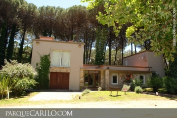 Casa en Venta en Carilo: Avellano entre Divisadero y Chajá (código postal 7167)