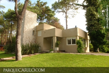 Casa en Alquiler en Carilo: Reyezuelo esquina Encina 
