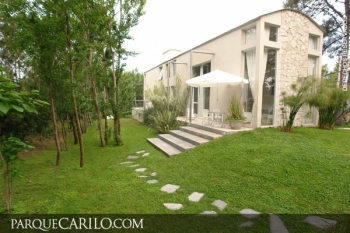 Casa en Alquiler en Caril�: Avestruz entre Roble y Sequoia 