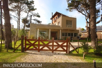 Casa en Alquiler en Carilo: Avestruz entre Roble y Sequoia (código postal 7167)