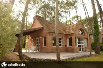 Casa en Alquiler en Carilo: Leñatero entre Magnolia y Manzano (código postal 7167)