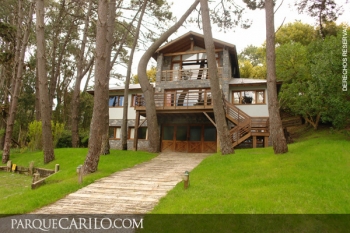 Casa en Alquiler en Carilo: Laurel entre Caburé y Avutarda (código postal 7167)