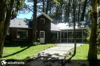 Casa en Alquiler en Carilo: Aguaribay 373 entre Carpintero y Cormorán (código postal 7167)
