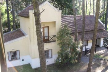 Casa en Alquiler en Carilo: Cerezo entre Faizan y Divisadero (código postal 7167)