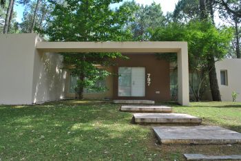 Casa en Venta en Carilo: Eucaliptus 797 (entre Ñandu y Reinamora) 50m del golf