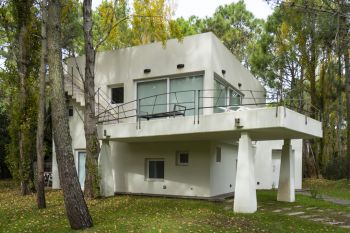Casa en Alquiler en Carilo: Leñatero entre Magnolia y Manzano (código postal 7167)