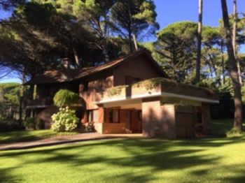 Casa en Alquiler en Carilo: Cigüeña 2079 entre Algarrobo y Acacia