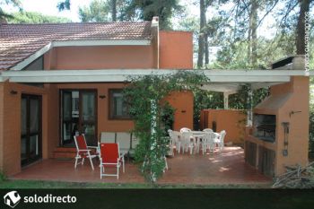 Casa en Alquiler en Carilo: Cerezo entre Petirrojo y Martineta (código postal 7167)